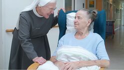 Schwester Reginata hält für die Patienten immer ein Wort des Trostes bereit. / © Beatrice Tomsetti (DR)