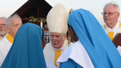 Schwestern im Gespräch mit Bischof Hofmann. / © Beatrice Tomasetti (DR)