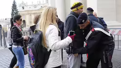 Sicherheitscheck vor dem Angelus-Gebet am 22.11.2015 / &copy; Giorgio Onorati (dpa)