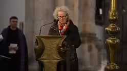 Seelsorgeamtsleiterin Petra Dierkes formuliert im Namen der Taufbewerber die Zulassungsbitte. / &copy; Beatrice Tomasetti (DR)