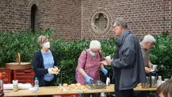 Seelsorgeteam und Gemeindemitglieder haben Montag Mittag an St. Remigius W&uuml;rstchen gegrillt und kostenlos verteilt an Betroffene der Flutkatastrophe und Helfer / &copy; Kathrin Becker  (Kirchenzeitung Koeln)