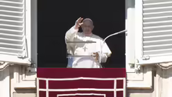 Segen w&auml;hrend des Angelus von Franziskus / &copy; Andrew Medichini (dpa)