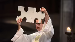 In seiner Katechese spricht Burkhard Hofer davon, dass in einer Gemeinschaft alle - wie Puzzlesteine eines gro&szlig;en Ganzen - aufeinander angewiesen sind. / &copy; Beatrice Tomasetti (DR)