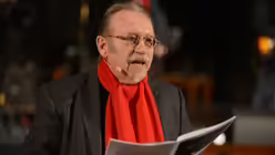 Von Anfang an ist der einstige Drummer der Höhner, Janus Fröhlich, beim Adventmitspielkonzert dabei. / © Tomasetti (DR)