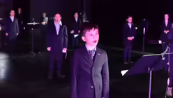 Seitlich von der B&uuml;hne singt der Chor mit gro&szlig;em Abstand untereinander. / &copy; Beatrice Tomasetti (DR)