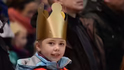 Selbstgebastelte Kronen geh&ouml;ren zur Vorbereitung auf die Sternsingeraktion / &copy; Beatrice Tomasetti (DR)