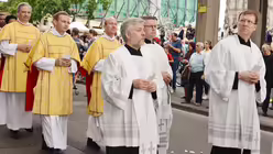 Seminaristen des Redemptoris Mater beim Fronleichnamsfest 2019 / © Beatrice Tomasetti (DR)