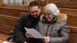 Sichtliche Freude an dem "Liebesbrief von Gott", der auch als Einladung in den Dom gedacht ist, hat dieses Paar / &copy; Beatrice Tomasetti (DR)