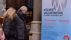 Sichtliche Freude an dem "Liebesbrief von Gott", der auch als Einladung in den Dom gedacht ist, hat dieses Paar / &copy; Beatrice Tomasetti (DR)