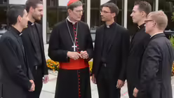 Sie leben in unmittelbarer Nachbarschaft zueinander: Kardinal Woelki im Gespräch mit Seminaristen. / © Beatrice Tomasetti (DR)