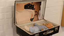 Sie selbst gehöre in den Koffer für die letzte Reise, argumentiert diese Projektteilnehmerin.