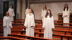 Sieben S&auml;ngerinnen des M&auml;dchenchores bringen die "Missa brevis f&uuml;r die Fastenzeit" von Oliver Sperling zur Urauff&uuml;hrung. / &copy; Beatrice Tomasetti (DR)