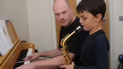 Silas Aksungur musiziert mit seinem Lehrer Roland Garbusinski. / &copy; Tomasetti (K&ouml;lner Dommusik)