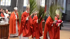 "Singt dem König Freudenpsalmen, machet eben seine Bahn", heißt es beim Einzug in den Kölner Dom / © Beatrice Tomasetti (DR)