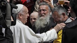 Skopje: Papst Franziskus (l) trifft an der Gedenkstätte für Mutter Teresa, eine Gemeinschaft armer Menschen / © Alessandra Tarantino (dpa)