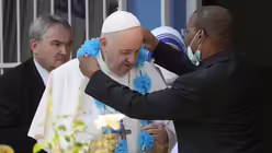 Slowakei, Bratislava: Papst Franziskus wird w&auml;hrend eines Besuchs im Bethlehem-Zentrum f&uuml;r Obdachlose begr&uuml;&szlig;t. / &copy; Gregorio Borgia (dpa)