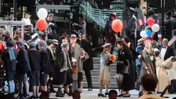 So viel Freude macht Oper: Die vielen Kinder beleben die Straßenszene im Quartier Latin. / © Beatrice Tomasetti (DR)