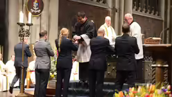 Soldaten bringen die Gaben zum Altar. / &copy; Beatrice Tomasetti (DR)