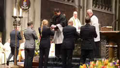 Soldaten bringen die Gaben zum Altar. / &copy; Beatrice Tomasetti (DR)