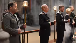 Soldaten halten bei der Wandlung die Flambeaus. / &copy; Beatrice Tomasetti (DR)