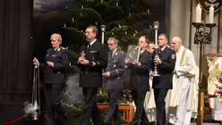 Soldaten tragen das Evangeliar in Prozession zum Ambo. / &copy; Beatrice Tomasetti (DR)