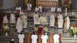 Sowohl aus dem Redemptoris Mater Bonn als auch aus dem K&ouml;lner Priesterseminar nehmen jeweils die Leitungen an diesem Pontifikalamt teil / &copy; Beatrice Tomasetti (DR)