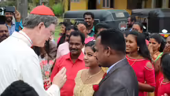 Spontane Begegnung: Kardinal Woelki trifft ein Brautpaar und segnet sie auf der Stra&szlig;e / &copy; Nadim Ammann (Erzbistum K&ouml;ln)