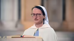 Sr. Edith beim Lektorendienst. / &copy; Beatrice Tomsetti (DR)