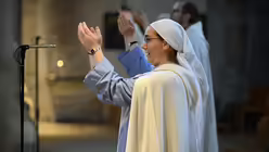 Sr. Katharina beim Lobpreis. / © Beatrice Tomsetti (DR)