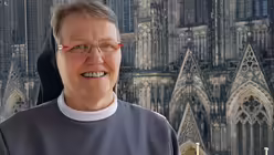 Sr. Katharina Hartleib OSF vor dem K&ouml;lner Dom / &copy; Mathias Peter (DR)