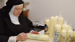 Sr. Mirjam in ihrer Kerzenwerkstatt bei der Arbeit / &copy; Beatrice Tomasetti (DR)