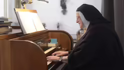 Sr. Mirjam spielt in jeder Messe die Orgel / &copy; Beatrice Tomasetti (DR)
