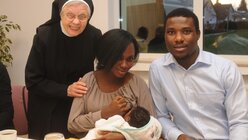 Sr. Regina aus dem St. Josefshaus mit der nigerianischen Familie / © Beatrice Tomasetti (DR)