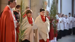 Stab- und Mitra-Dienst gibt es immer bei einem Pontifikalamt - wie hier mit Kardinal Woelki. (DR)