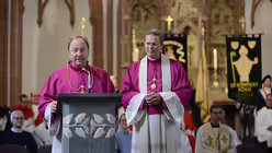 Stadtdechant Kleine legt Dominik Meiering die Aufgabe eines "Pastor bonus" ans Herz. / &copy; Tomasetti (DR)