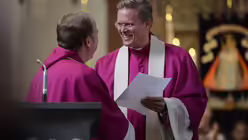 Stadtdechant Kleine f&uuml;hrt Dominik Meiering in sein neues Amt ein. / &copy; Tomasetti (DR)