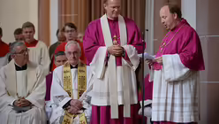 Stadtdechant Kleine f&uuml;hrt Dominik Meiering in sein neues Amt ein. / &copy; Tomasetti (DR)