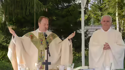 Stadtdechant Robert Kleine und Pfarrer J&uuml;rgen H&uuml;nten beim Hochgebet. / &copy; Beatrice Tomasetti (DR)