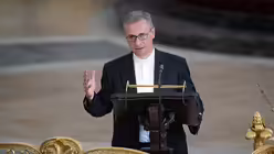 Hamburgs Erzbischof He&szlig;e erinnerte daran, dass es das nationalsozialistische Deutschland gewesen sei, das diesen furchtbaren Krieg ausgel&ouml;st habe. Dies habe letztlich auch den Feuersturm &uuml;ber Hamburg hereinbrechen lassen.  / &copy; Daniel Reinhardt (dpa)