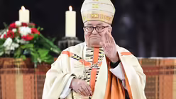 Mainzer Hirte verabschiedet sich / &copy; Arne Dedert (dpa)