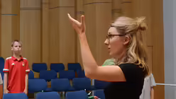 Stimmbildung ist Anna Goeke - hier im Kardinal-H&ouml;ffner-Haus - besonders wichtig. / &copy; Beatrice Tomasetti (DR)