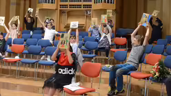 Stolz halten die Kinder ihre kleinen Kunstwerke hoch / &copy; Tomasetti (DR)