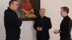 Subregens Pawel Milerski, Regens Salvador Pane und Seminarist Samuel Jacobs im Gespräch / © Beatrice Tomasetti (DR)