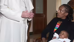 Papst Franziskus trifft Familie Isaak aus dem Sudan (dpa)