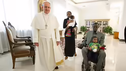 Papst Franziskus trifft Familie Isaak aus dem Sudan (dpa)