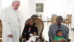 Papst Franziskus trifft Familie Isaak aus dem Sudan (dpa)