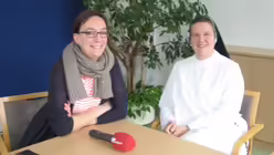 Reporterin Susanna Gutknecht mit Schwester Ursula / © Susanna Gutknecht (DR)