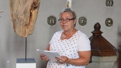 Susanne Filz, Vorsitzende des Ortsausschusses, war maßgeblich an dem Konzept der Kulturkirche Herrenstrunden beteiligt. / © Tomasetti (DR)