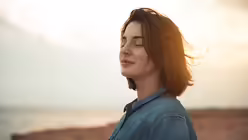 Symbolbild: Achtsamkeit, den Augenblick bewusst wahrnehmen / &copy; Olena Yakobchuk (shutterstock)