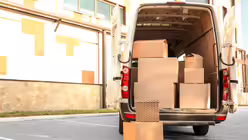 Symbolbild Umzugskartons in einem Kleinlaster / &copy; Africa Studio (shutterstock)